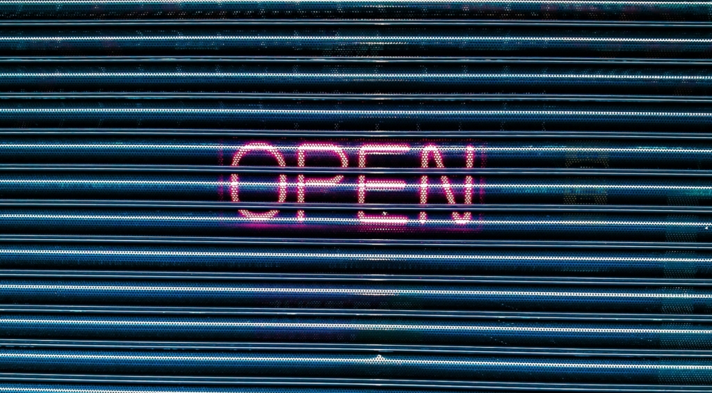 Geschlossener Laden mit Open-Schild steht für uneinheitliche Öffnungszeiten von Sportwettbüros am 6. Januar 2026