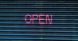 Geschlossener Laden mit Open-Schild steht für uneinheitliche Öffnungszeiten von Sportwettbüros am 6. Januar 2026